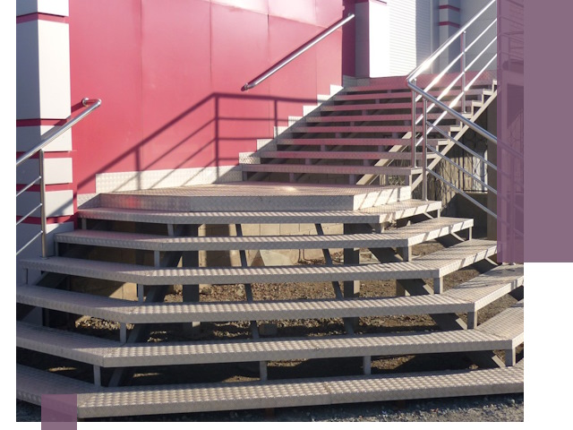 Лестницы для магазина в Апшеронске — изготовление и монтаж