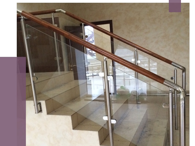 Комбинированные перила из металла и дерева в Апшеронске