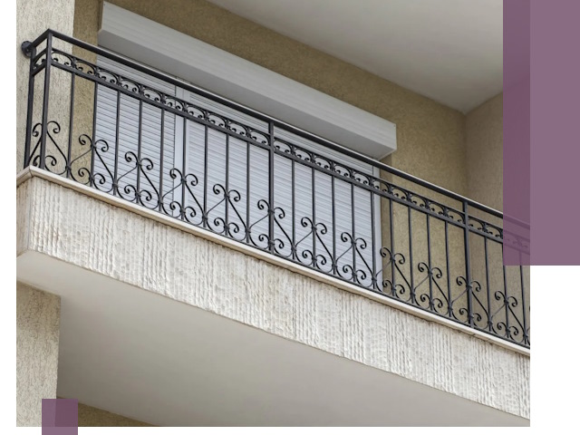 Балконные ограждения из металла и стекла в Апшеронске для домов