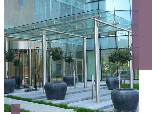 Навесы из стекла на заказ в Апшеронске — монтаж и установка